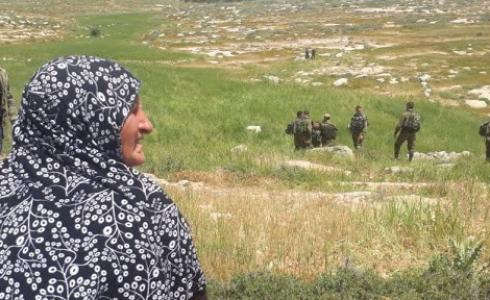 الخليل : مستوطنون يعتدون على مزارعين وناشط