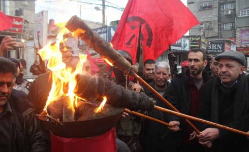 الديمقراطية تنظم مسيراً عسكرياً وتوقد شعلة الانطلاقة شمال غزة