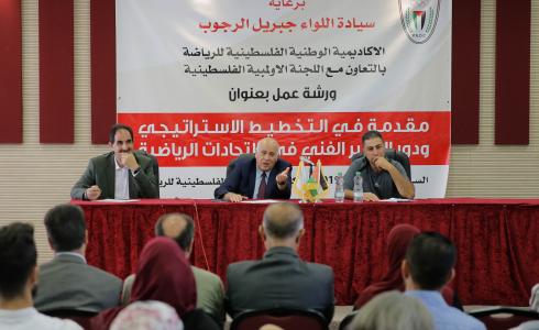 جبريل الرجوب في ورشة عمل