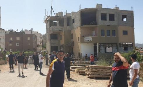 من مكان حادث العمل في سخنين، أمس