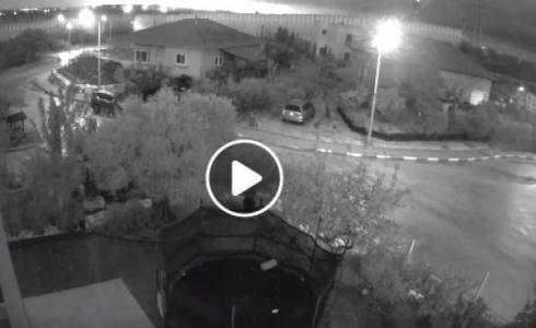 لحظة انفجار الصاروخ في تل أبيب بعد إطلاقه من غزة