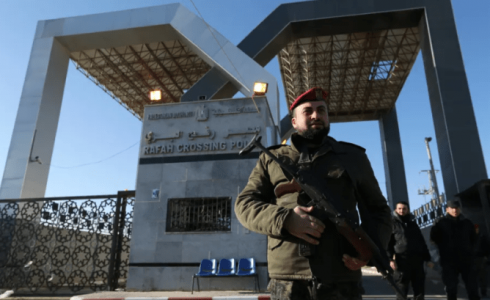 عسكري من غزة يقف على بوابة معبر رفح بعد توتر العلاقة بين فتح وحماس