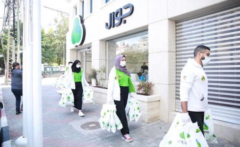 جوال تدعم التنمية الاجتماعية بطرود صحية في غزة
