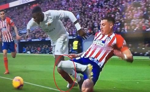 ركلة جزاء في مباراة ريال مدريد وأتليتكو مدريد تُثير الجدل الواسع