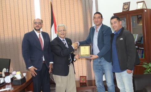 حبش يلتقي رئيس جامعة الاستقلال بأريحا ويكرمه 