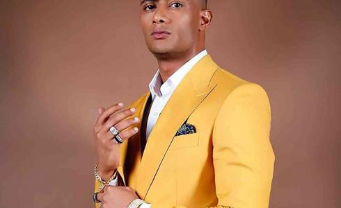 محمد رمضان يحصل على هاتف من الذهب الخالص