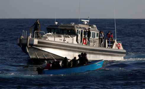 زورق للبحرية التونسية ينقذ المهاجرين
