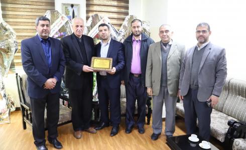 بلدية جباليا النزلة تبحث مع وزارة التعليم تهديد الحرف الخطرة على المدارس 