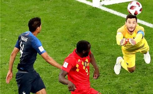 عبر المنتخب الفرنسي إلى نهائي كأس العالم بعد تغلبه على نظيره البلجيكي، بهدف دون رد في المباراة التي جمعت المنتخبين اليوم بنصف نهائي البطولة.