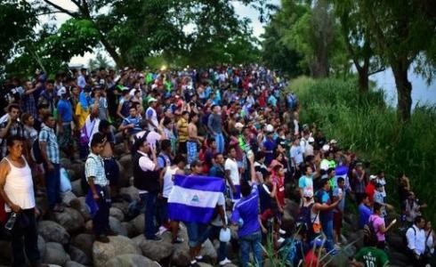 آلاف المهاجرين يبدأون الزحف نحو الحدود الأمريكية