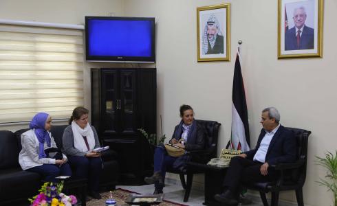 رواجبة يطلع وفدا من مؤسسة أطباء بلا حدود على واقع محافظة قلقيلية