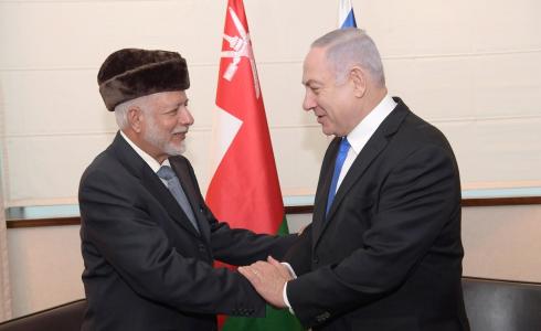 بنيامين نتنياهو رئيس الحكومة الإٍسرائيلية ووزير الخارجية العماني يوسف بن علوي 