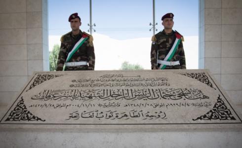 القيادة تضع اكاليل زهور على ضريح الشهيد الراحل ياسر عرفات