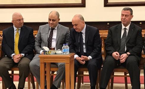 سفير فلسطين بالقاهرة دياب اللوح يقدم العزاء لأسرة الحاجة خديجة عرفات