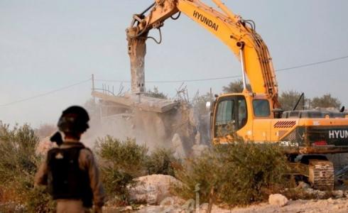 جرافات الاحتلال تهدم بركس تجاري بقلقيلية