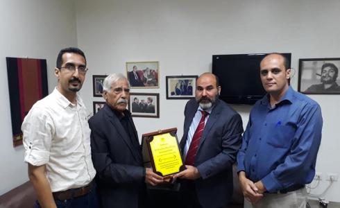 المحافظ أبو النجا يزور الممثلية الفرنسية بغزة مهنئا بكأس العالم.jpg