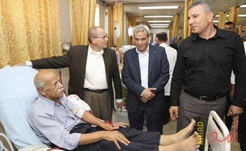 محافظ قلقيلية وهيئة الأسرى تزوران عدد من أهالي الأسرى