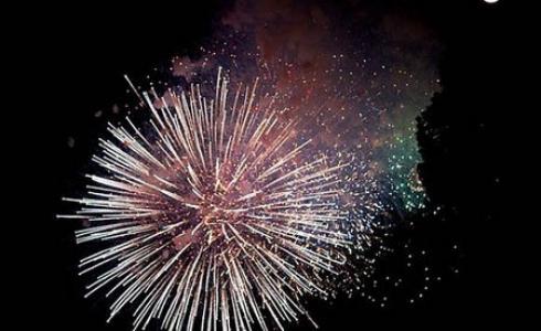 متى تبدأ عروض الألعاب النارية في الرياض