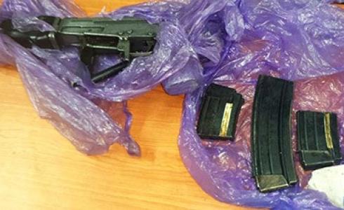 العثور على بندقية أوتوماتيكية واعتقال مشتبه في النقب