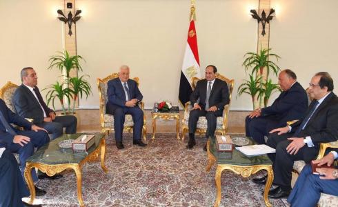 الرئيس عباس خلال لقاء نظيره المصري في القاهرة