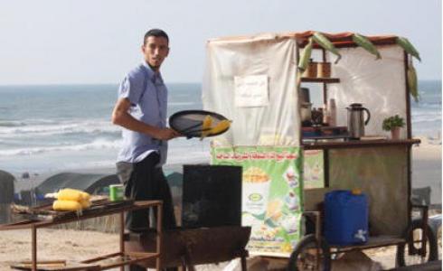 بسطات على شاطئ بحر غزة