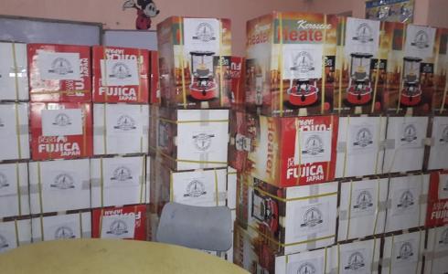 توزع طرود غذائية على آلاف الأسر في غزة