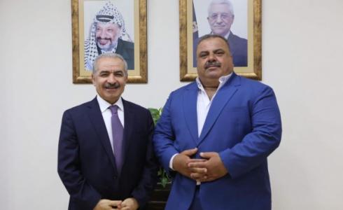 محافظ شمال غزة صلاح ابو وردة ورئيس الوزراء الفلسطيني محمد اشتية