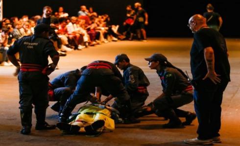 طاقم طبي يحاول إسعاف عارض الأزياء