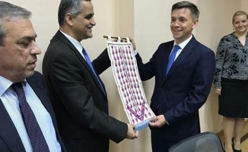 وزير الاتصالات وتكنولوجيا المعلومات علام موسى مع نظيره الروسي قسطنطين نوسكوف.jpg