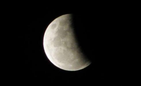 هل خسوف القمر من علامات الساعة