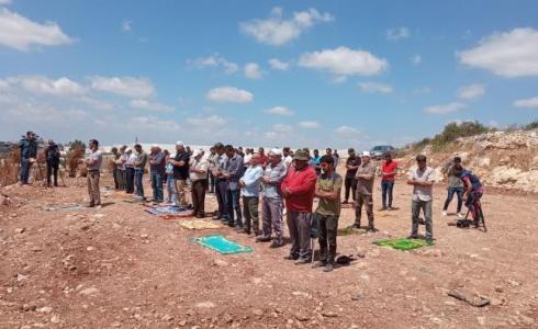  أداء صلاة الجمعة في الأراضي المهددة بالمصادرة بطولكرم