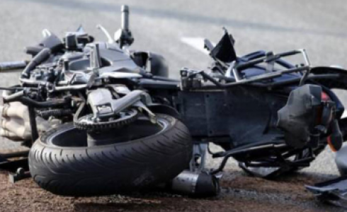 شاهد: بالوعة تنقذ سائق دراجة نارية من الموت المحقق