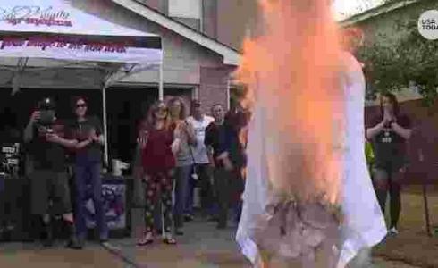 امرأة أمريكية تحرق فستان زفافها