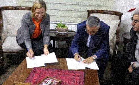 حسين الاعرج يوقع اتفاقية 