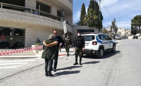 نساء يوزعن الورود على أفراد الأمن في بيت لحم