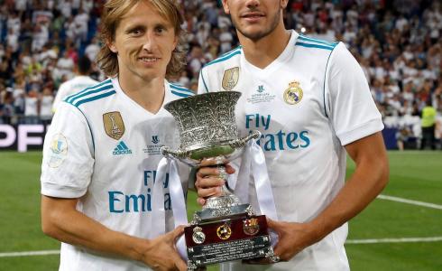 لاعب ريال مدريد  المدافع الفرنسي ثيو هرنانديز رفقة الكراوتي لوكا مودريتش