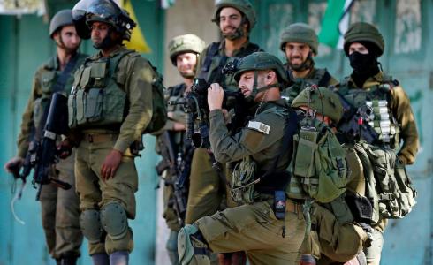 جندي اسرائيلي يقوم بقنص أحد الفلسطينيين في الضفة