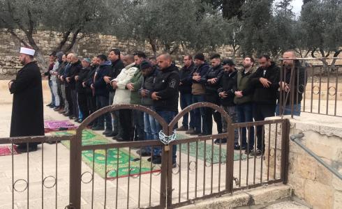 مصلون امام باب الرحمة -ارشيفية-