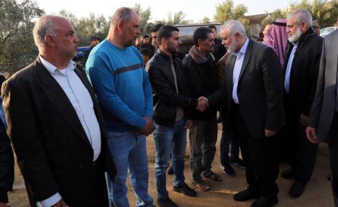 هنية يؤدي واجب العزاء لذوي شهداء في غزة