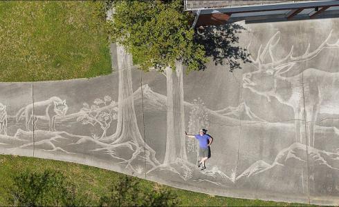 الفنان و المصور رون بوركيت بعد الانتهاء من لوحته