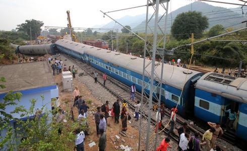 قتلى وجرحى في انحراف قطار بالهند