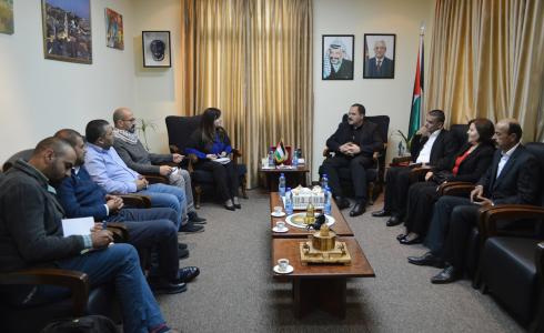 الوزير صبري صيدم خلال لقائه وفداً من شبكة الفنون الأدائية