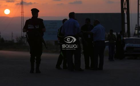 مسافرون ينتظرون على معبر الكرامة - APA