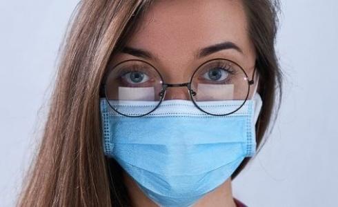 فنان ياباني يصمم كمامة لأصحاب النظارات 