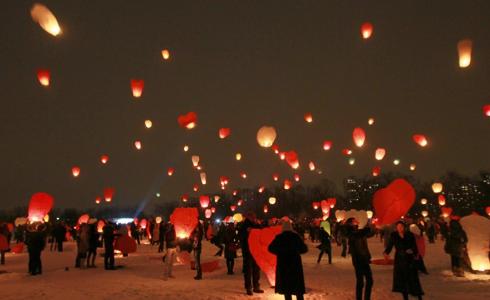 اشخاص يحتفلون بـ'عيد الحب'