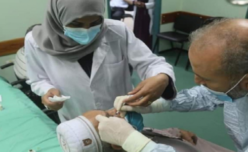 الطواقم الطبية وهي تجرى إحدى العمليات