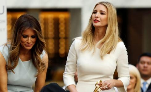 ميلانا ترامب على يمين ايفانكا ابنة الرئيس الأمريكي