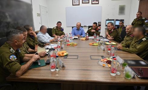 نفتالي بينت خلال اجتماعه بقيادة جيش الاحتلال