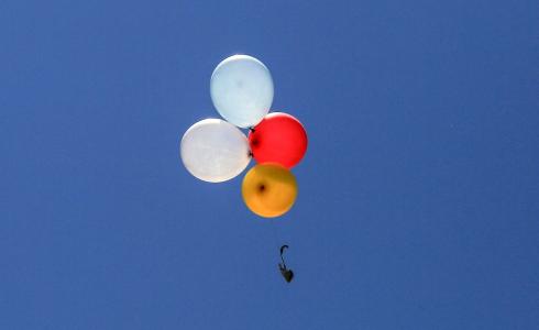 إطلاق البالونات الحارقة تجاه غلاف غزة