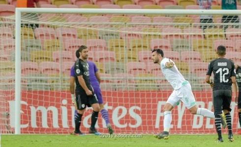 لاعب الأهلي السعودي عمر السومة يسجل في مرمى السد القطري
